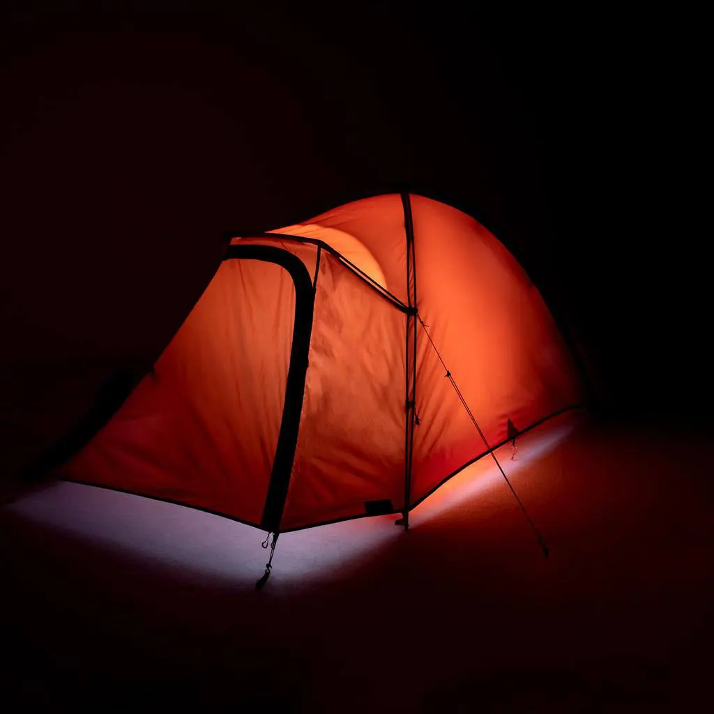 キャンプ・トレッキング・登山用テント3シーズン用　自立式TRE100　スタジオ撮影 クローズ 外観 夜
