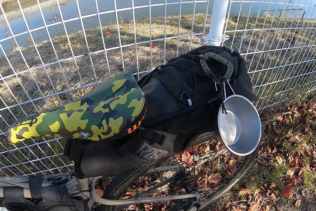自転車キャンプ装備/サドルバッグ