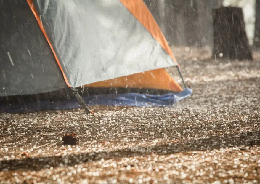 おすすめ防水剤_キャンプ雨降りイメージ写真