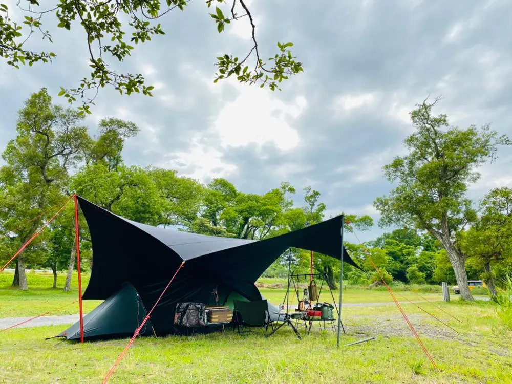 キャンプ場のテントとタープ