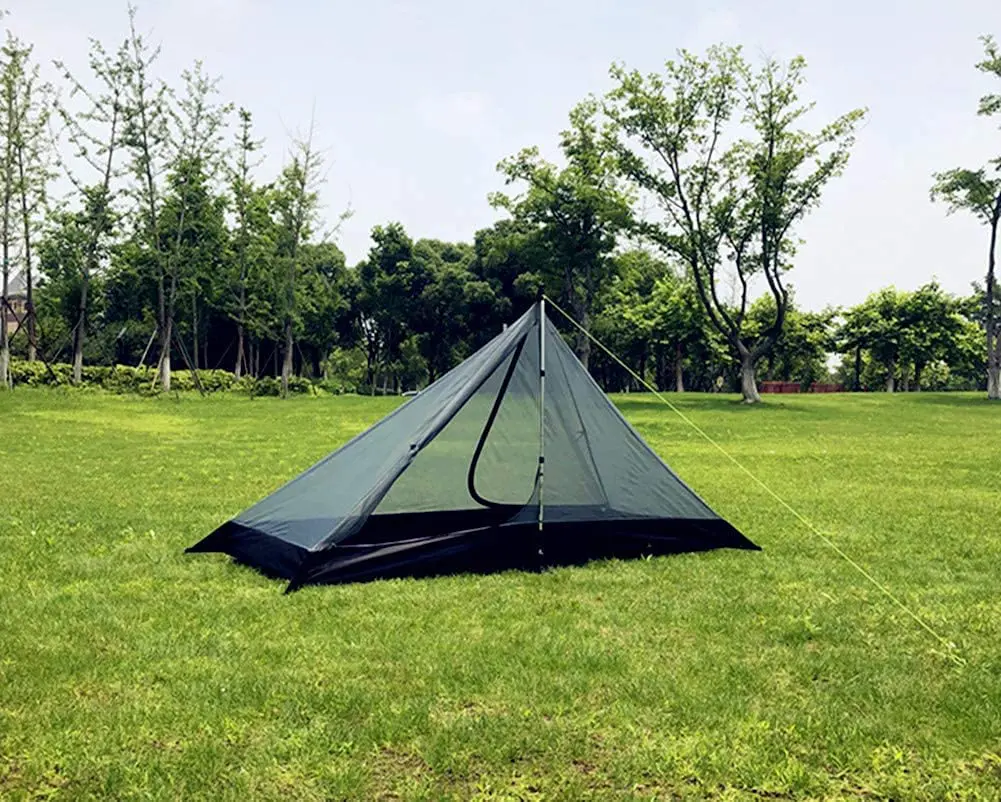 芝生のキャンプ場に設営されたメッシュテント