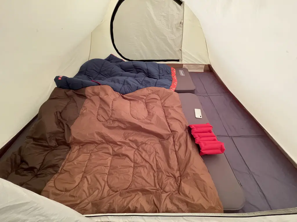 テントの中の寝具
