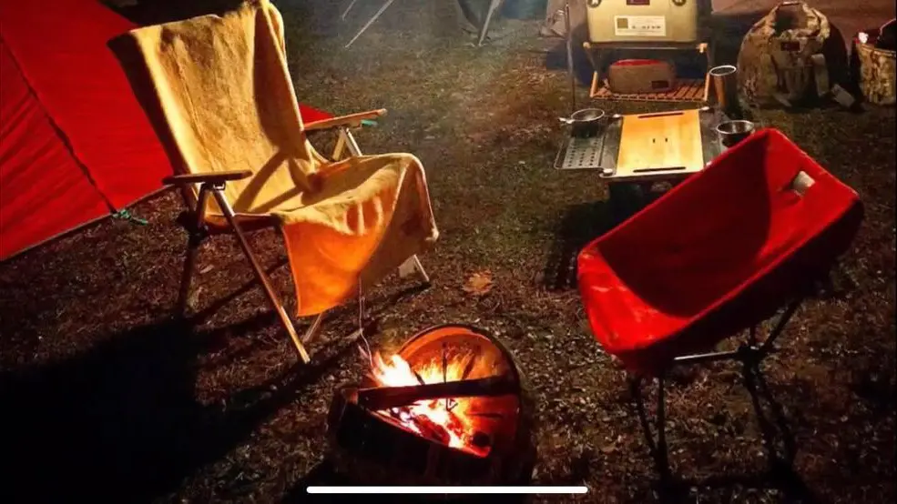 キャンプサイトの焚き火とチェア